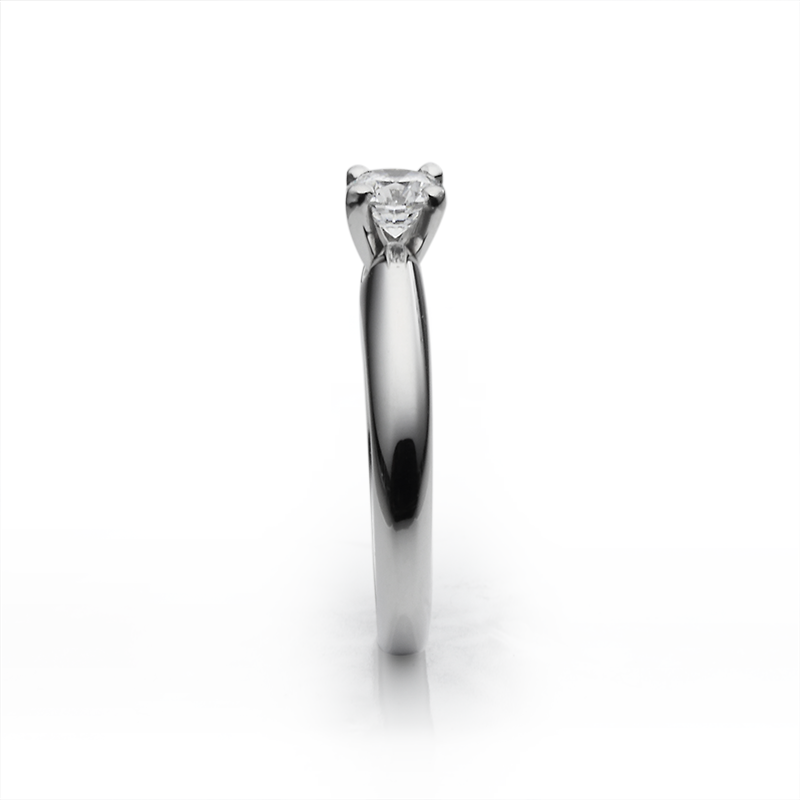 Prsten SOLITAIRE kolekcija sa diamantom 0,5 ct. za kojeg važe informativne cene od 3.200 €. Za tačnu cenu popunite onlajn formular, jer cena zavisi od čistoće i boje diamanta. 