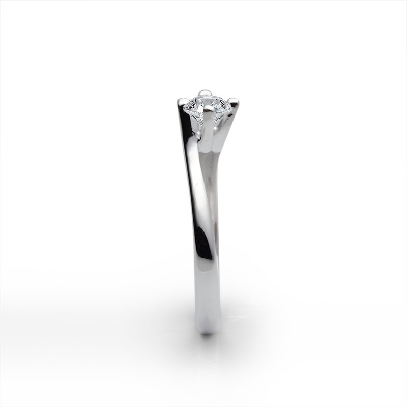 Пръстен от колекция SOLITAIRE с диамант 0.5 кт, за който важат ориентировъчни цени от 7640 лв. За точна цена попълнете онлайн формуляра, тъй като цената зависи от чистотата и цвета на диаманта.
