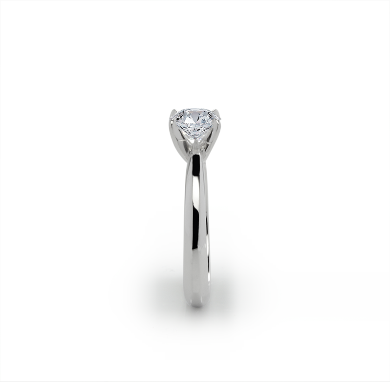 Пръстен от колекция SOLITAIRE с диамант 1 кт, за който важат ориентировъчни цени от 22 050 лв SI/G. За точна цена попълнете онлайн формуляра, тъй като цената зависи от чистотата и цвета на диаманта.