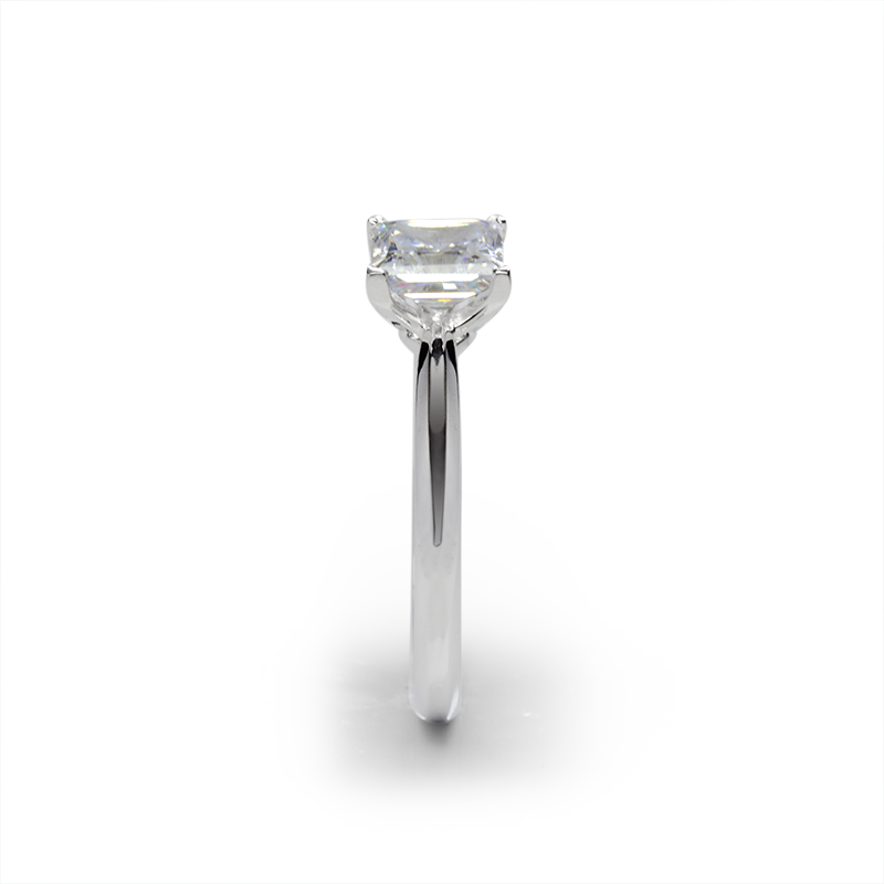 Пръстен от колекция SOLITAIRE с диамант 1 кт, за който важат ориентировъчни цени от 22 050 лв. За точна цена попълнете онлайн формуляра, тъй като цената зависи от чистотата и цвета на диаманта.
