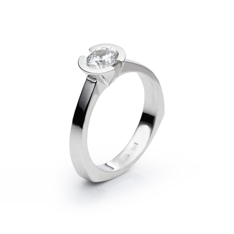 Prsten SOLITAIRE kolekcija sa diamantom 0,5 ct. za kojeg važe informativne cene od 3.200 €. Za tačnu cenu popunite onlajn formular, jer cena zavisi od čistoće i boje diamanta. 