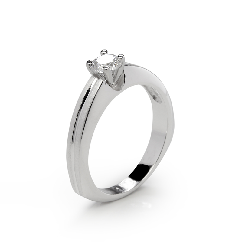 Ring from the SOLITAIRE collection with a 0.5 ct. cut diamond for which indicative prices from EUR 3,200 apply. For the exact price fill out the online form, since the price depends on the purity and colour of the cut diamond. 
