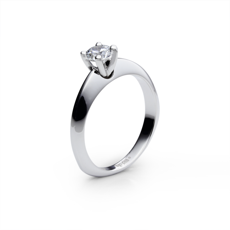 Пръстен от колекция SOLITAIRE с диамант 0.5 кт, за който важат ориентировъчни цени от 6400 лв. За точна цена попълнете онлайн формуляра, тъй като цената зависи от чистотата и цвета на диаманта.