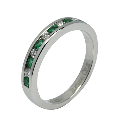 diamond0,03 ct - 5 x; smaragd fi 2 mm - 6 x (possible even in blue sapphire)