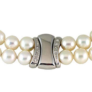 white freshwater pearl fi 6,5 - 7 mm; diamond0,01 ct - 6 x; 0,02 ct - 2 x
